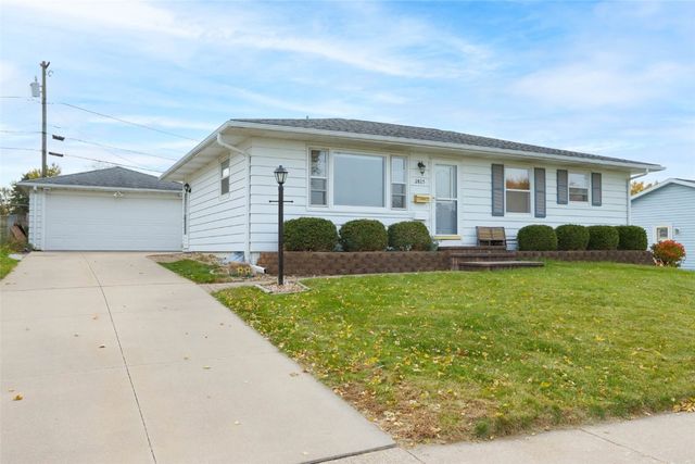 2825 Schultz Drive, Cedar Rapids, IA 52405