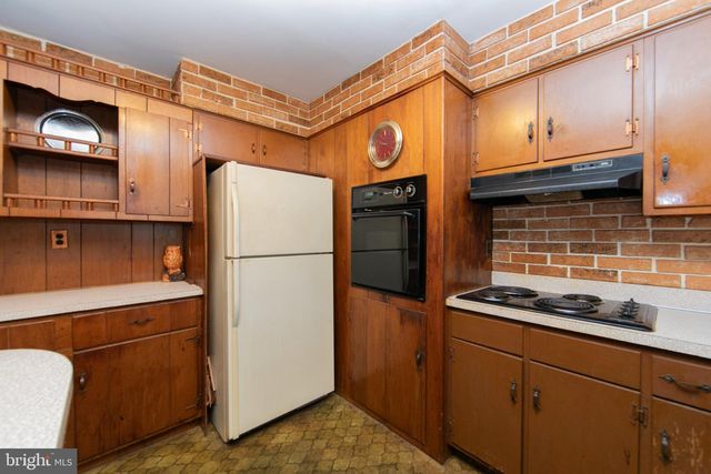 275 ESSEX AVE, West Deptford, NJ 08086