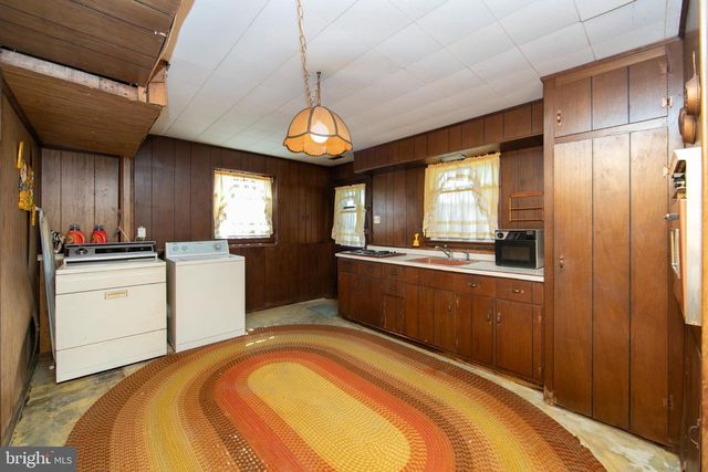 275 ESSEX AVE, West Deptford, NJ 08086