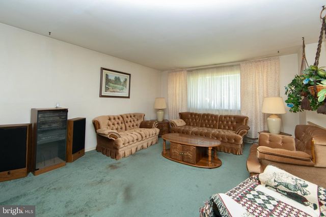 275 ESSEX AVE, West Deptford, NJ 08086