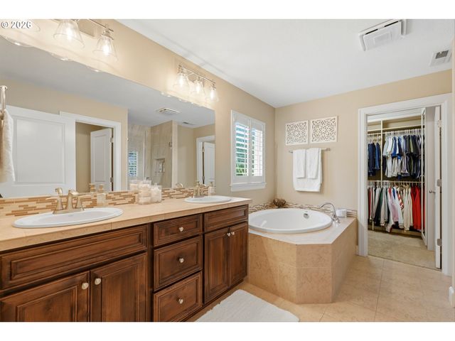 1076 EPPERLY Way, West Linn, OR 97068