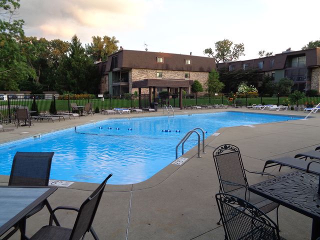 9165 North Road F, Palos Hills, IL 60465