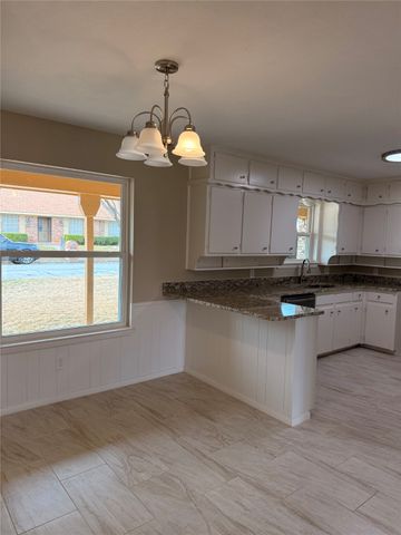 7605 Pinehurst Drive W, Fort Worth, TX 76134