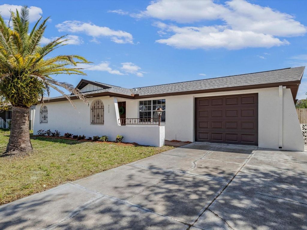 Image 4 of property listing at 9430 GLEN MOOR LANE, Port Richey, FL 34668