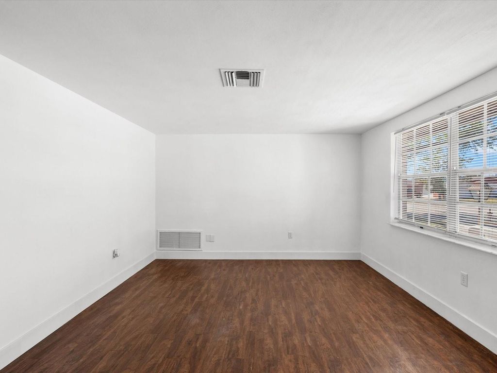 Image 9 of property listing at 9430 GLEN MOOR LANE, Port Richey, FL 34668