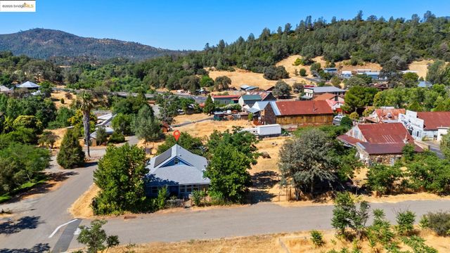 10297 Pine St, Coulterville, CA 95311