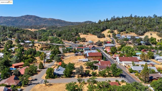 10297 Pine St, Coulterville, CA 95311