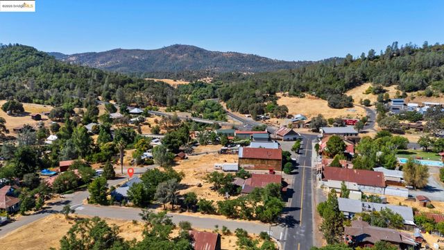 10297 Pine St, Coulterville, CA 95311