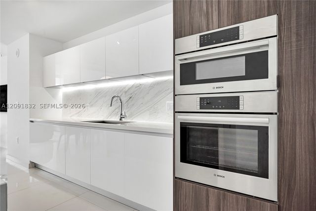 851 NE 1st Ave 1701, Miami, FL 33132