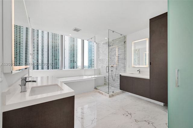 851 NE 1st Ave 1701, Miami, FL 33132