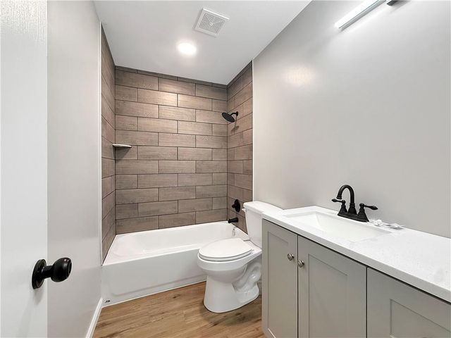 217 W 17th Street, Higginsville, MO 64037