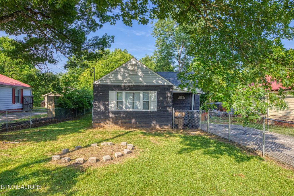 4621 Freund St, Knoxville, TN 37920