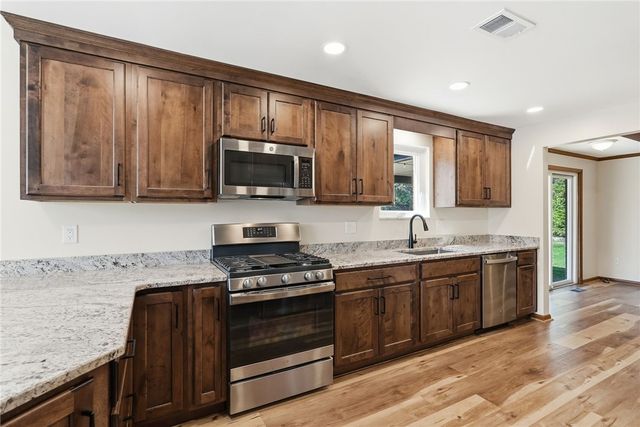 217 Thornberry Dr, Churchill Boro, PA 15235