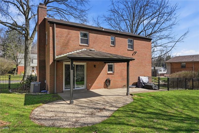 217 Thornberry Dr, Churchill Boro, PA 15235