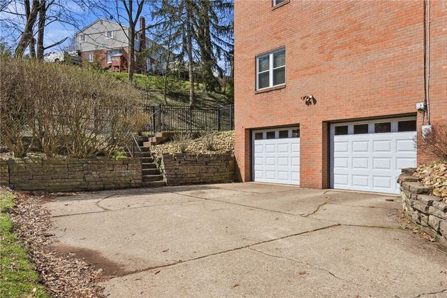 217 Thornberry Dr, Churchill Boro, PA 15235