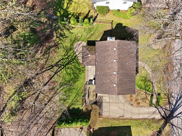 217 Thornberry Dr, Churchill Boro, PA 15235