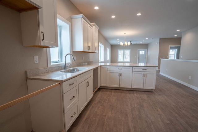 607 4th St, Dike, IA 50624