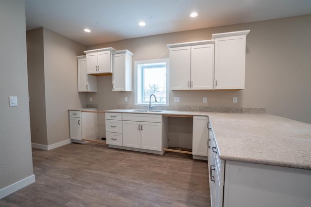 607 4th St, Dike, IA 50624