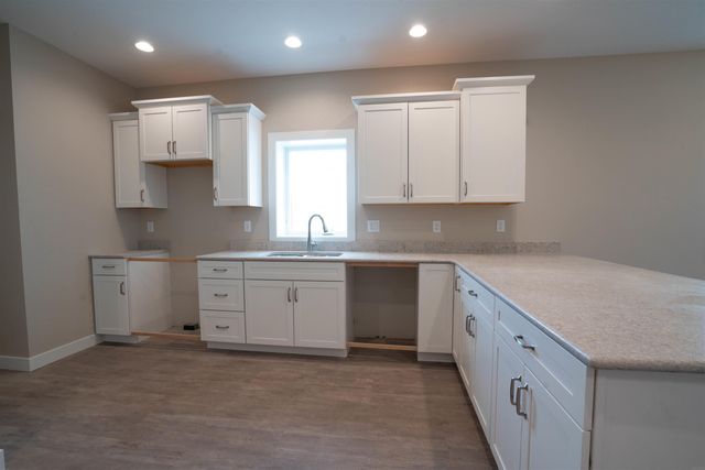 607 4th St, Dike, IA 50624