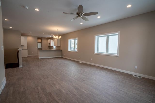 607 4th St, Dike, IA 50624