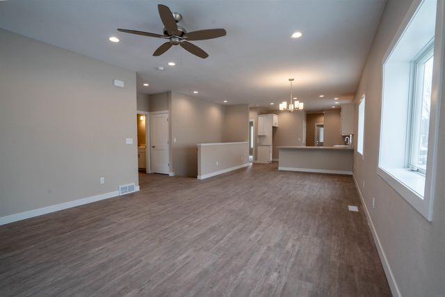 607 4th St, Dike, IA 50624