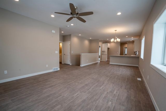 607 4th St, Dike, IA 50624