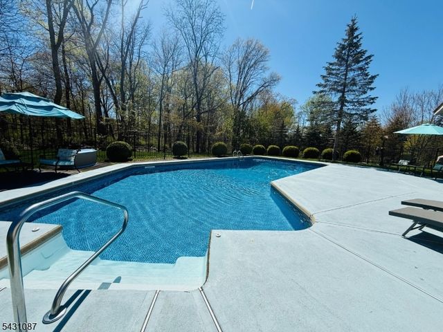 5 Sherwood Ct, Randolph Twp., NJ 07869