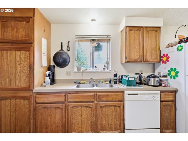 920 ECHO HOLLOW Rd, Eugene, OR 97402