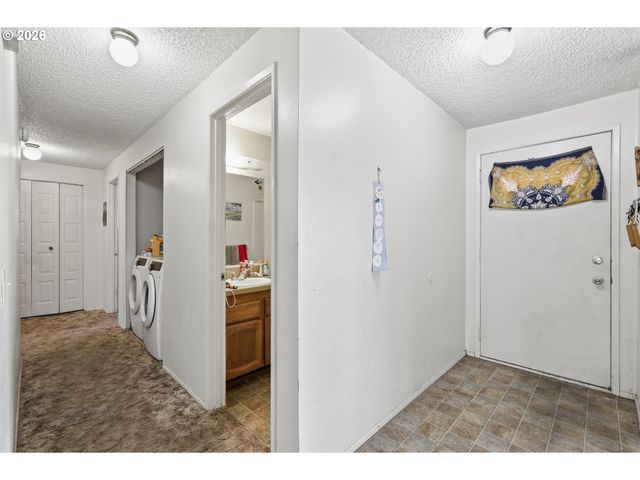 920 ECHO HOLLOW Rd, Eugene, OR 97402