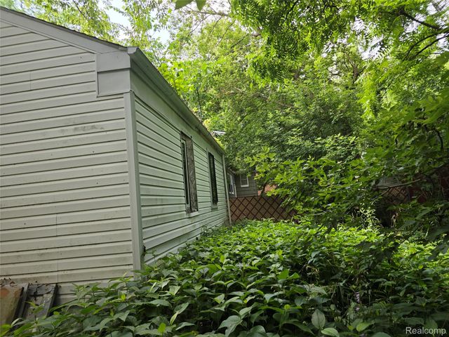 28 S Marshall Street, Pontiac, MI 48342