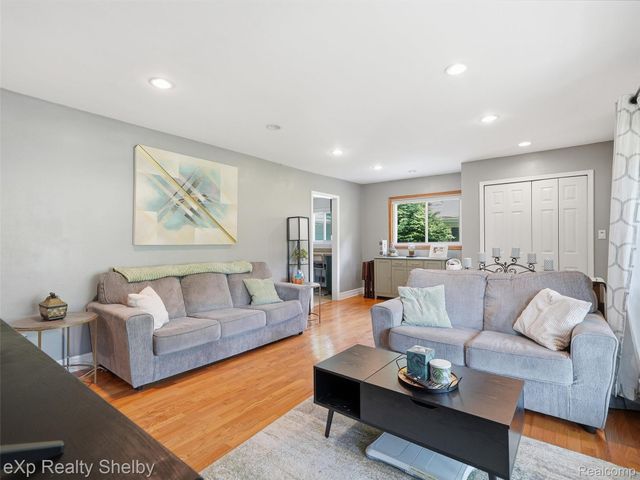 28286 Red Leaf Lane, Southfield, MI 48076