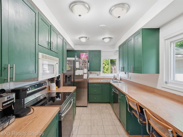 28286 Red Leaf Lane, Southfield, MI 48076