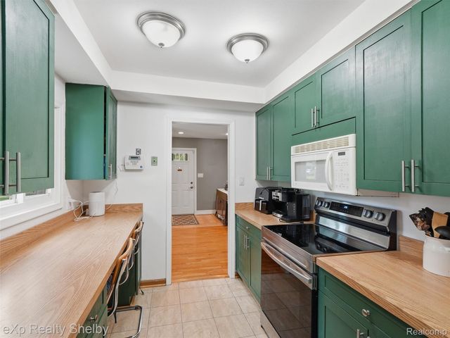 28286 Red Leaf Lane, Southfield, MI 48076