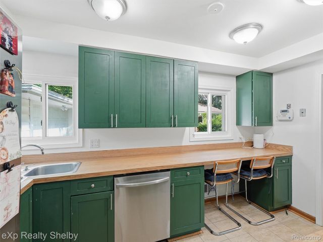 28286 Red Leaf Lane, Southfield, MI 48076
