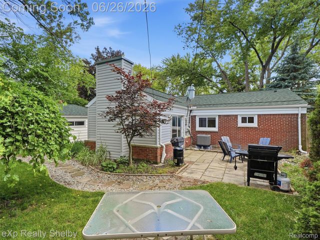 28286 Red Leaf Lane, Southfield, MI 48076