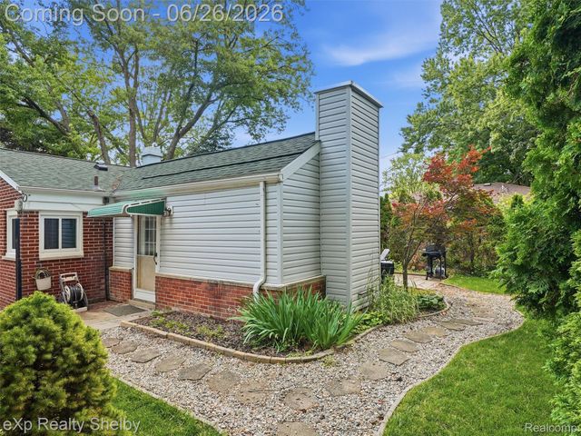 28286 Red Leaf Lane, Southfield, MI 48076