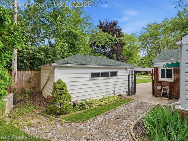 28286 Red Leaf Lane, Southfield, MI 48076