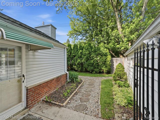 28286 Red Leaf Lane, Southfield, MI 48076