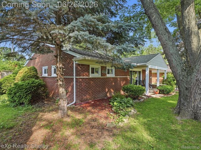 28286 Red Leaf Lane, Southfield, MI 48076