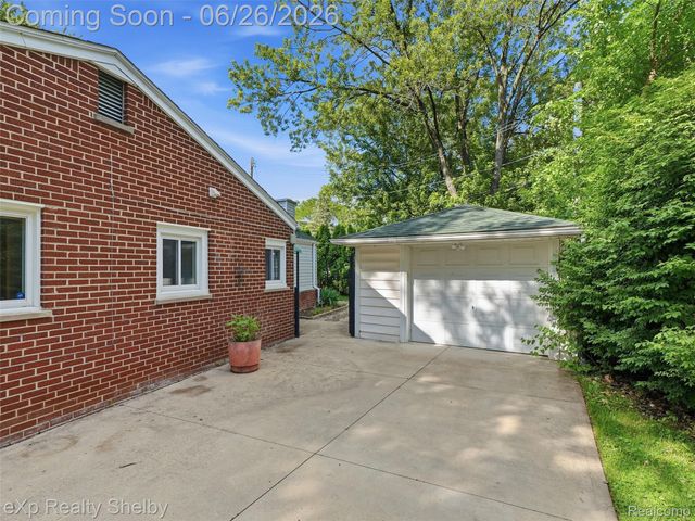 28286 Red Leaf Lane, Southfield, MI 48076