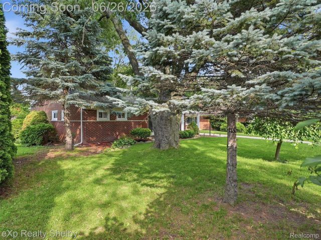 28286 Red Leaf Lane, Southfield, MI 48076