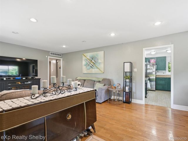 28286 Red Leaf Lane, Southfield, MI 48076