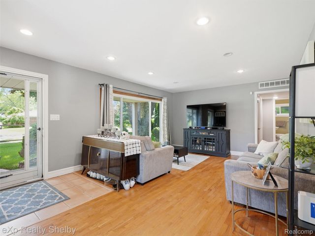 28286 Red Leaf Lane, Southfield, MI 48076