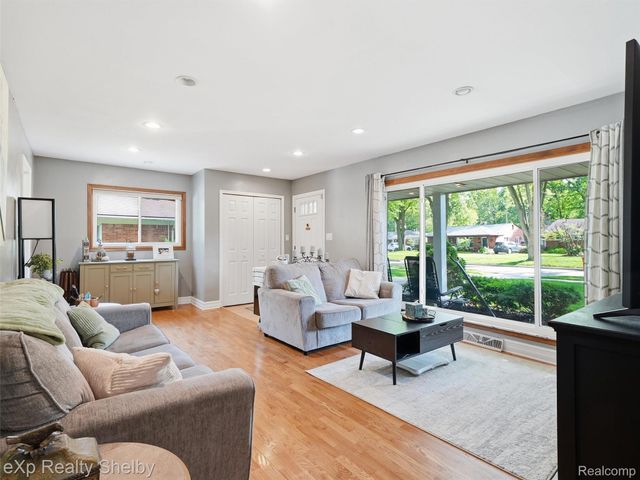 28286 Red Leaf Lane, Southfield, MI 48076