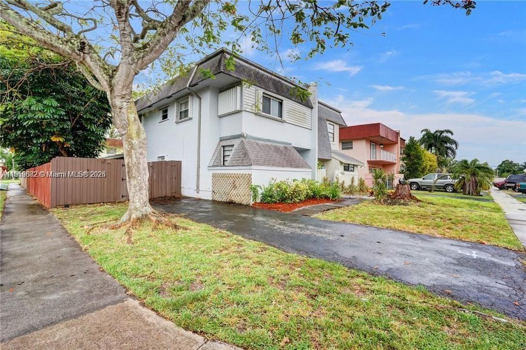 8002 SW 5th St, North Lauderdale, FL 33068