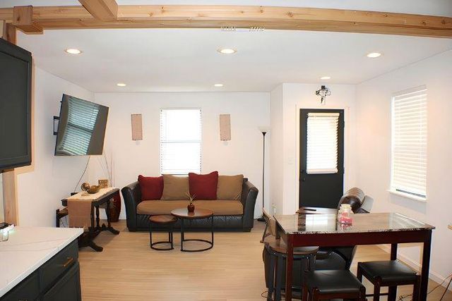 906 E Live Oak ST, Lockhart, TX 78644