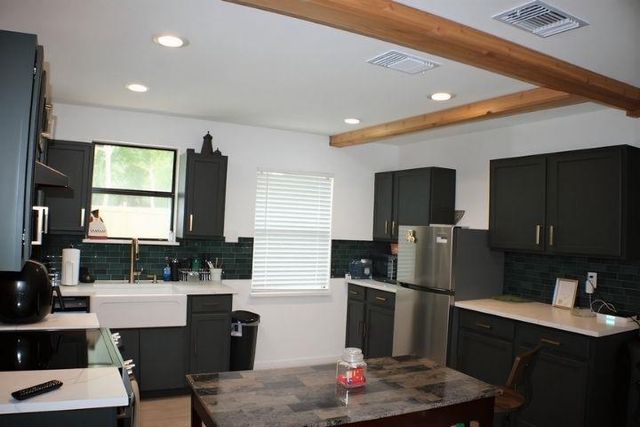 906 E Live Oak ST, Lockhart, TX 78644