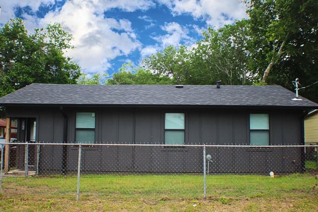 906 E Live Oak ST, Lockhart, TX 78644