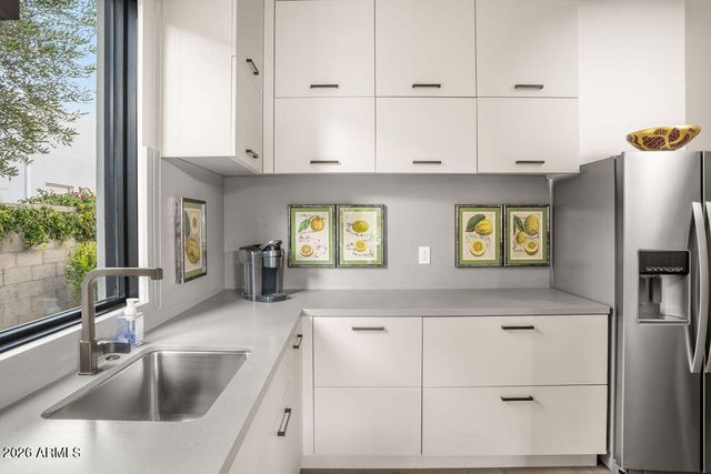 6863 E JOSHUA TREE Lane, Paradise Valley, AZ 85253