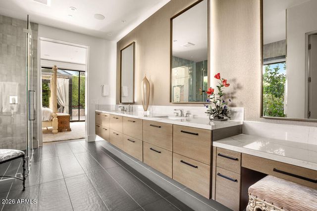 6863 E JOSHUA TREE Lane, Paradise Valley, AZ 85253